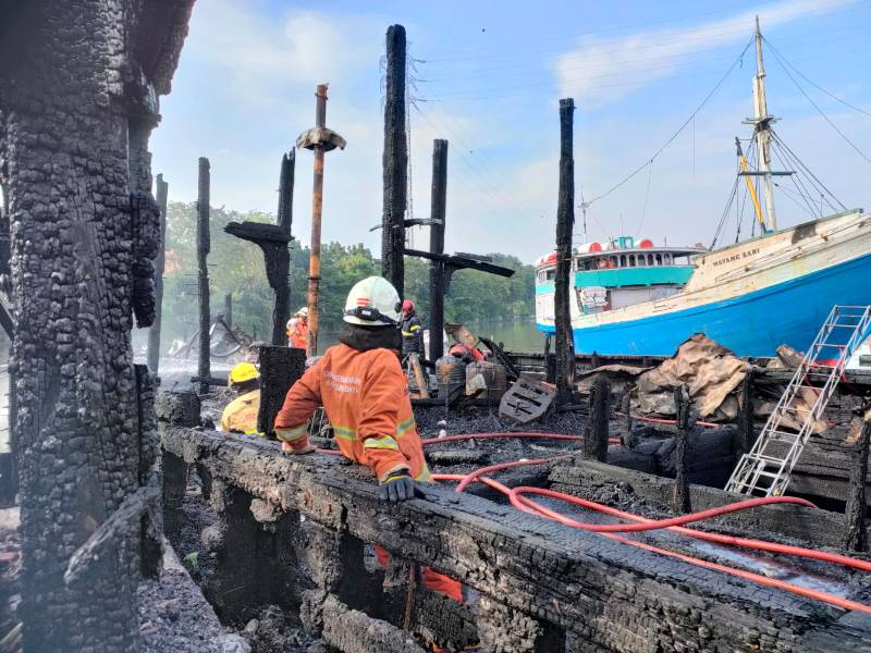 Dua kapal yang terbakar di Surabaya