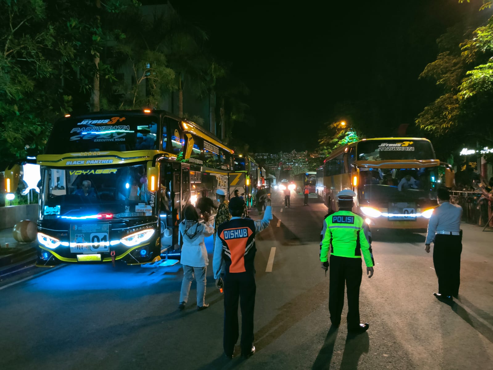 Rombongan Jemaah Haji Kloter 2 tiba di Kabupaten Bojonegoro, Minggu (17/7/2022)
