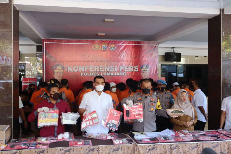 Kapolres Lumajang pamerkan pelaku dan barang bukti narkoba