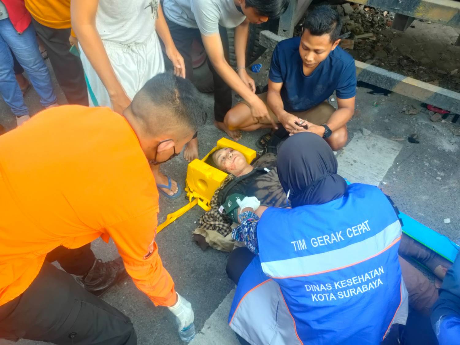 Korban saat mendapatkan pertolongan petugas PMI