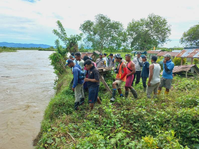 Lahan Warga dan TPU di Desa Waetina Longsor Akibat Luapan Sungai Waeapo