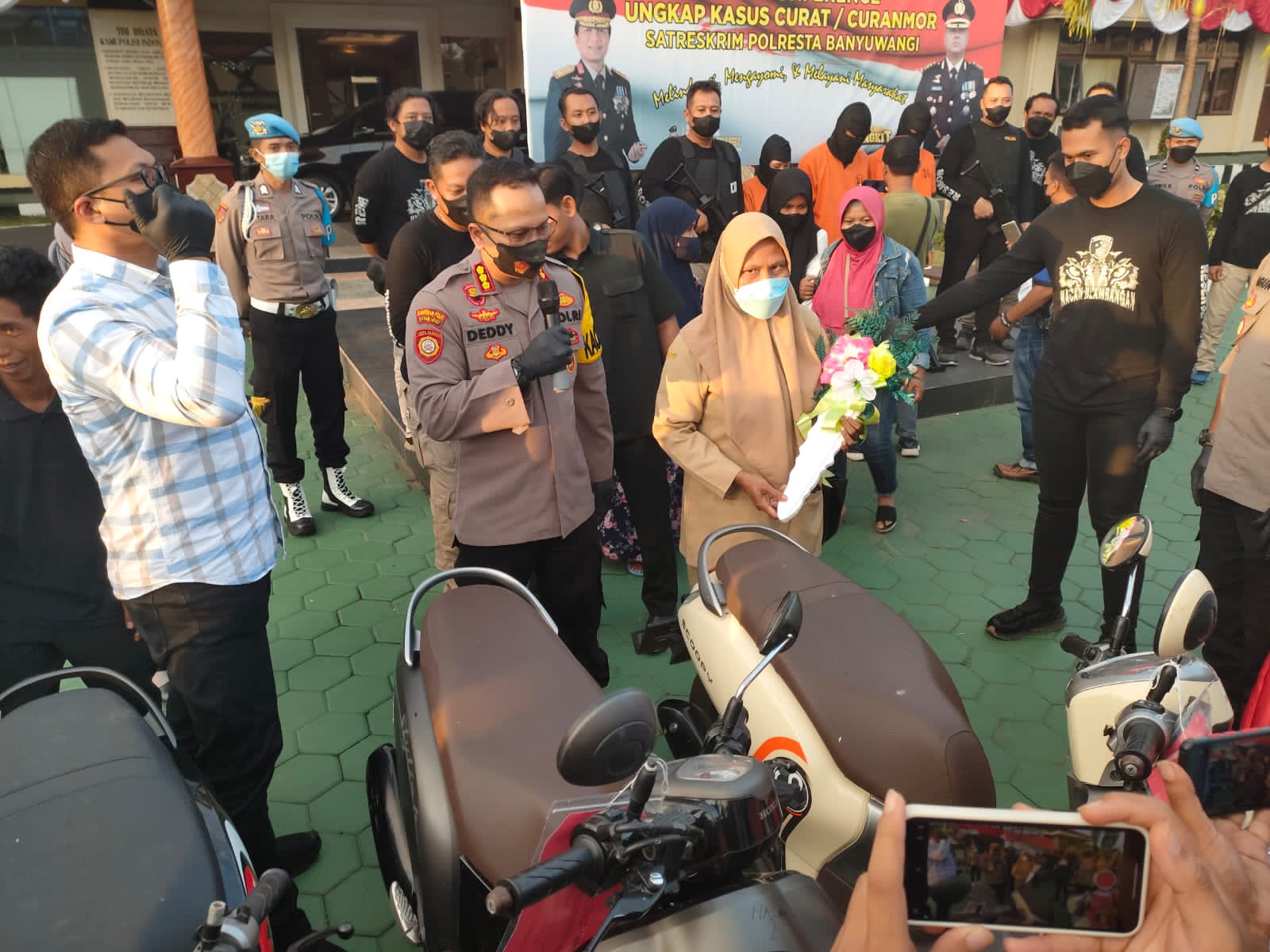 Kapolresta Banyuwangi serahkan motor ke pemilik