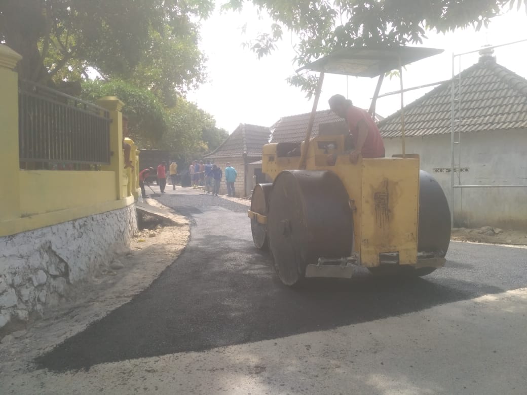 Pengerjaan pengaspalan Desa Wadung