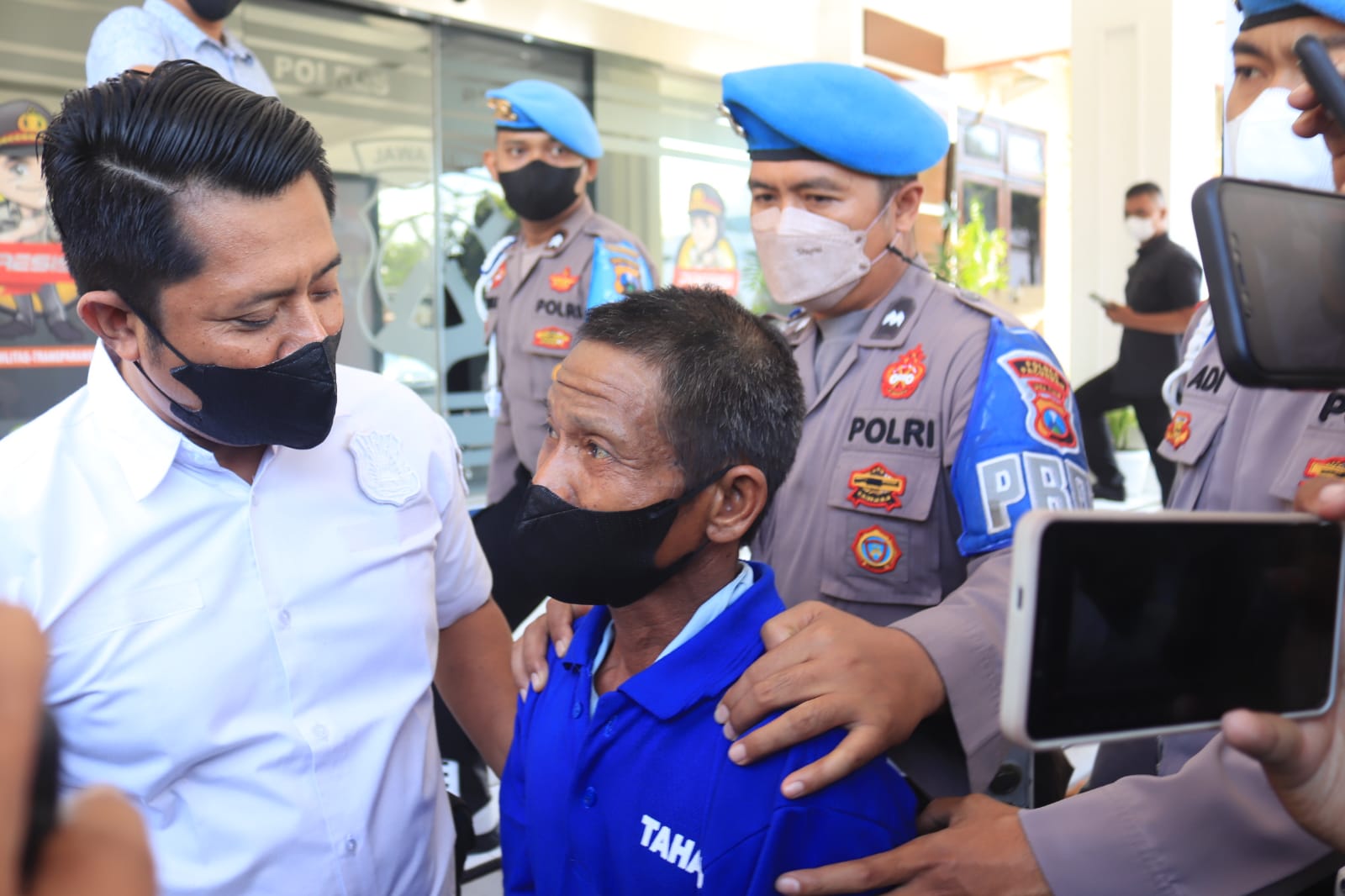 Pelaku pembunuhan saat digelandang Polisi