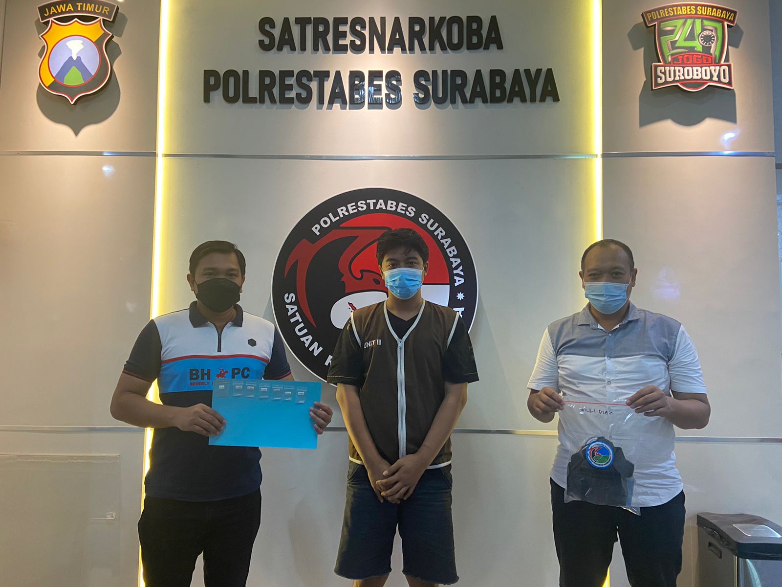 Tersangka dan barang bukti sabu diapit anggota polisi
