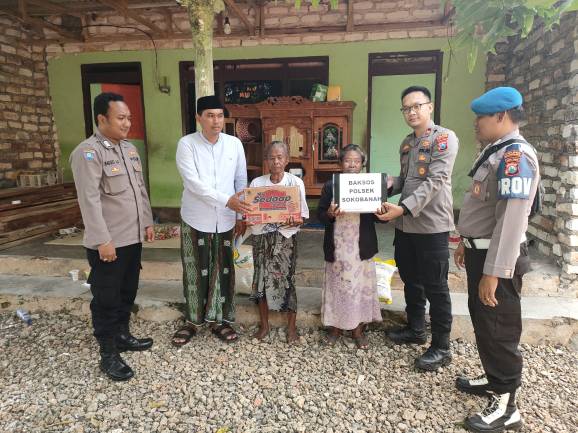 Dua warga Sokobanah dapat bantuan sembako