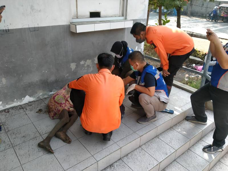 Petugas saat evakuasi korban meninggal dunia