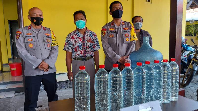 Polisi pamerkan miras yang diamankan daerah Lakarsantri Surabaya
