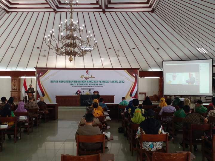 PNS Pemerintah Kabupaten (Pemkab) Bojonegoro menerima SK kenaikan pangkat