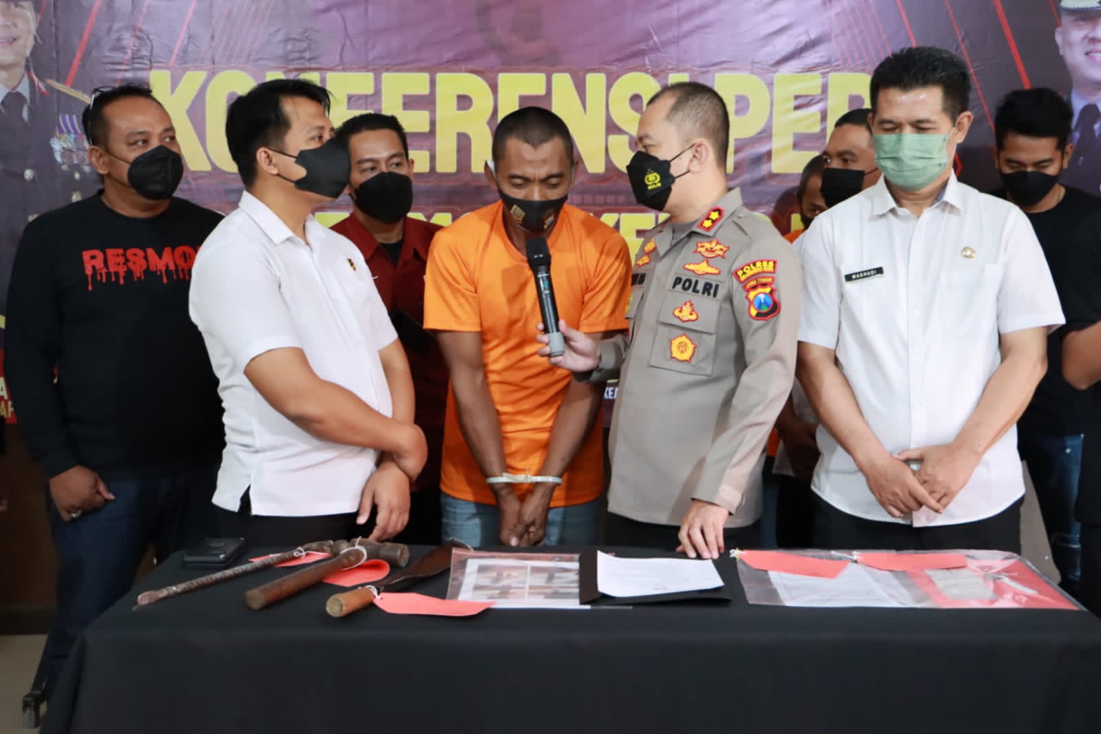 Polres Mojokerto Pamerkan Tersangka dan barang bukti