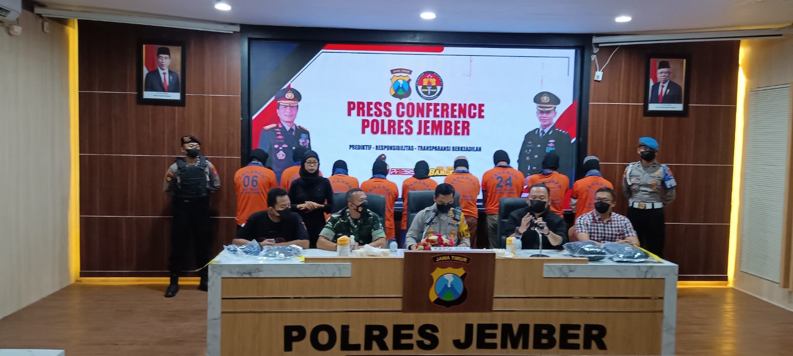 Polres Jember pamerkan puluhan pelaku pembakaran dan juga penjarahan
