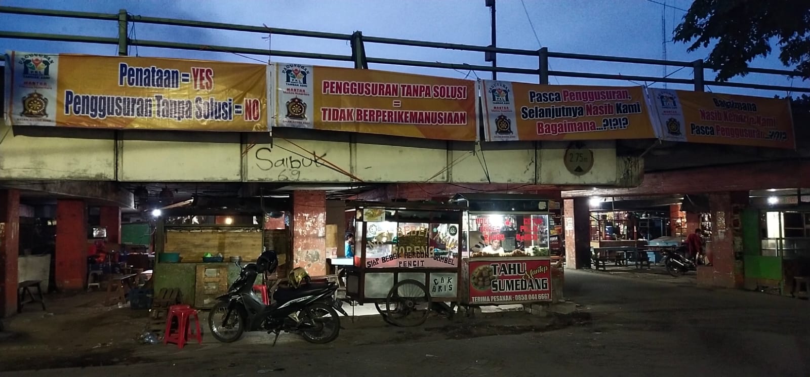 Puluhan PKL Bawah Tol Tambak Asri Surabaya 