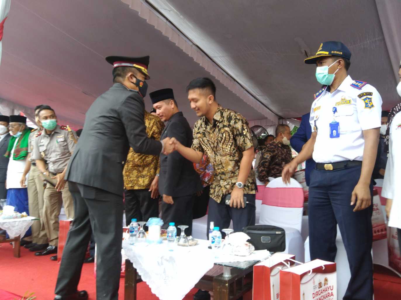 Tom Liwafa bersalaman dengan Kapolrestabes Surabaya