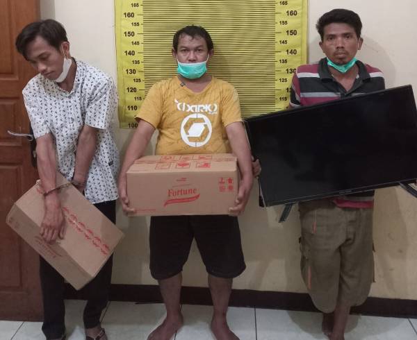 Tiga pelaku pembobolan rumah di Surabaya dengan barang buktinya