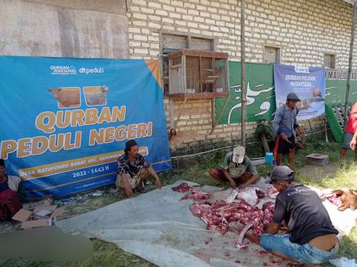 Pembagian hewan qurban di Sampang