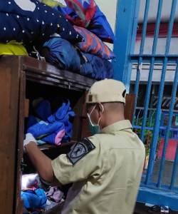 Petugas geledah Lapas Sidoarjo