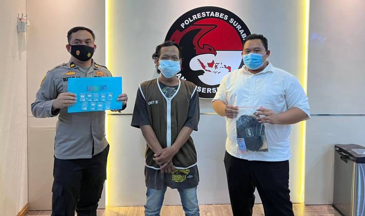 Penjual sabu diapit Polisi Narkoba Surabaya