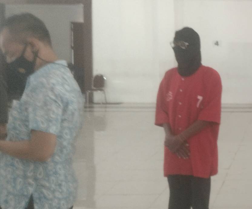 Pelaku pencabulan memakai baju tahanan di Polrestabes Surabaya