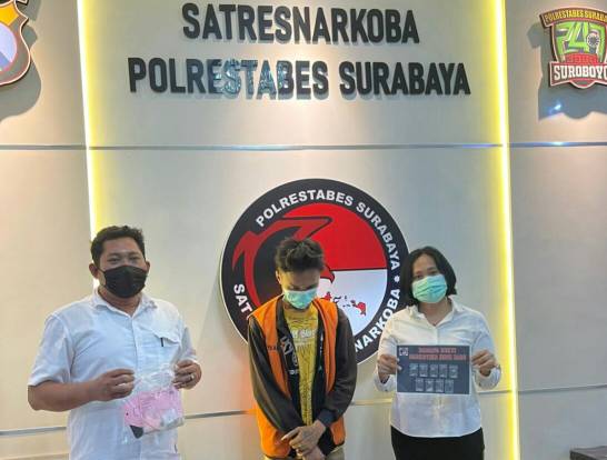 Pelaku pengedar sabu diapit Polisi Surabaya