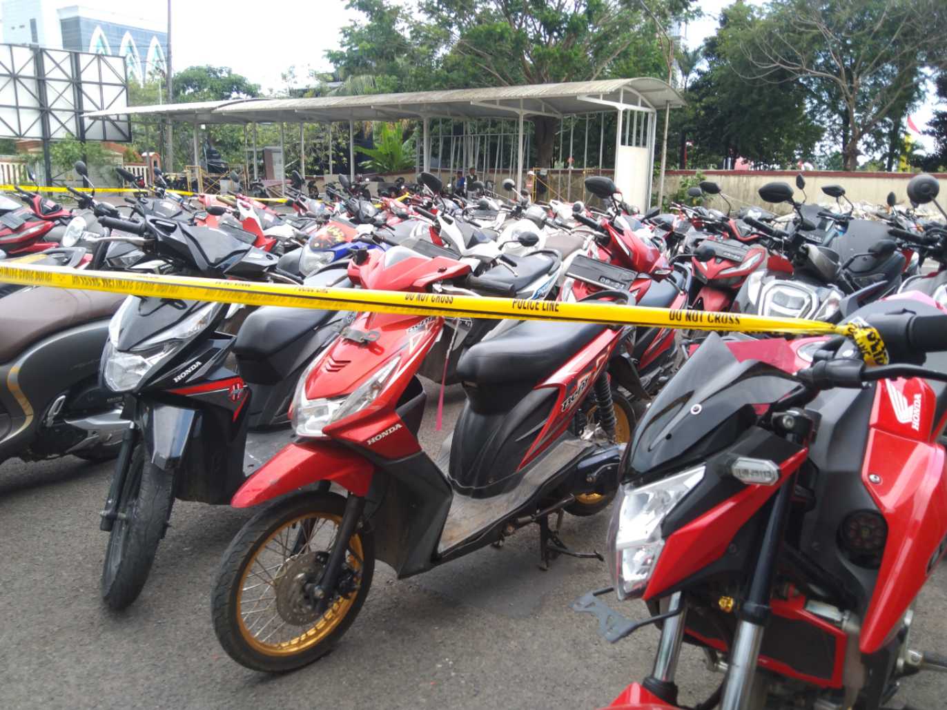 Ratusan motor di Mapolda Jatim