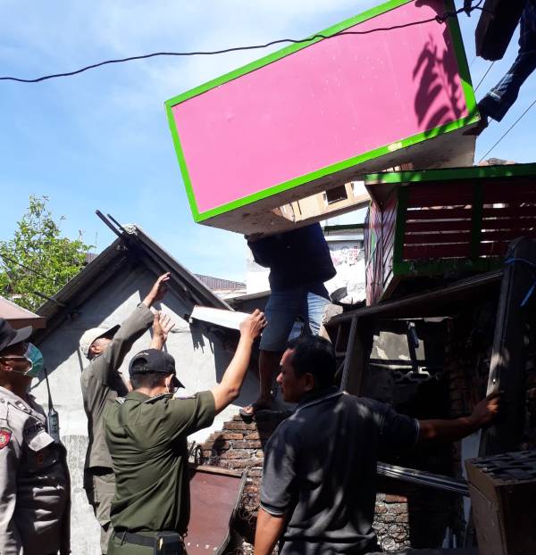 Penertiban Pagupon Dara di Dinoyo Surabaya
