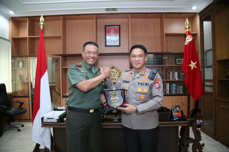 Kapolrestabes Surabaya bersama Komandan Korem 084 Baskara Jaya