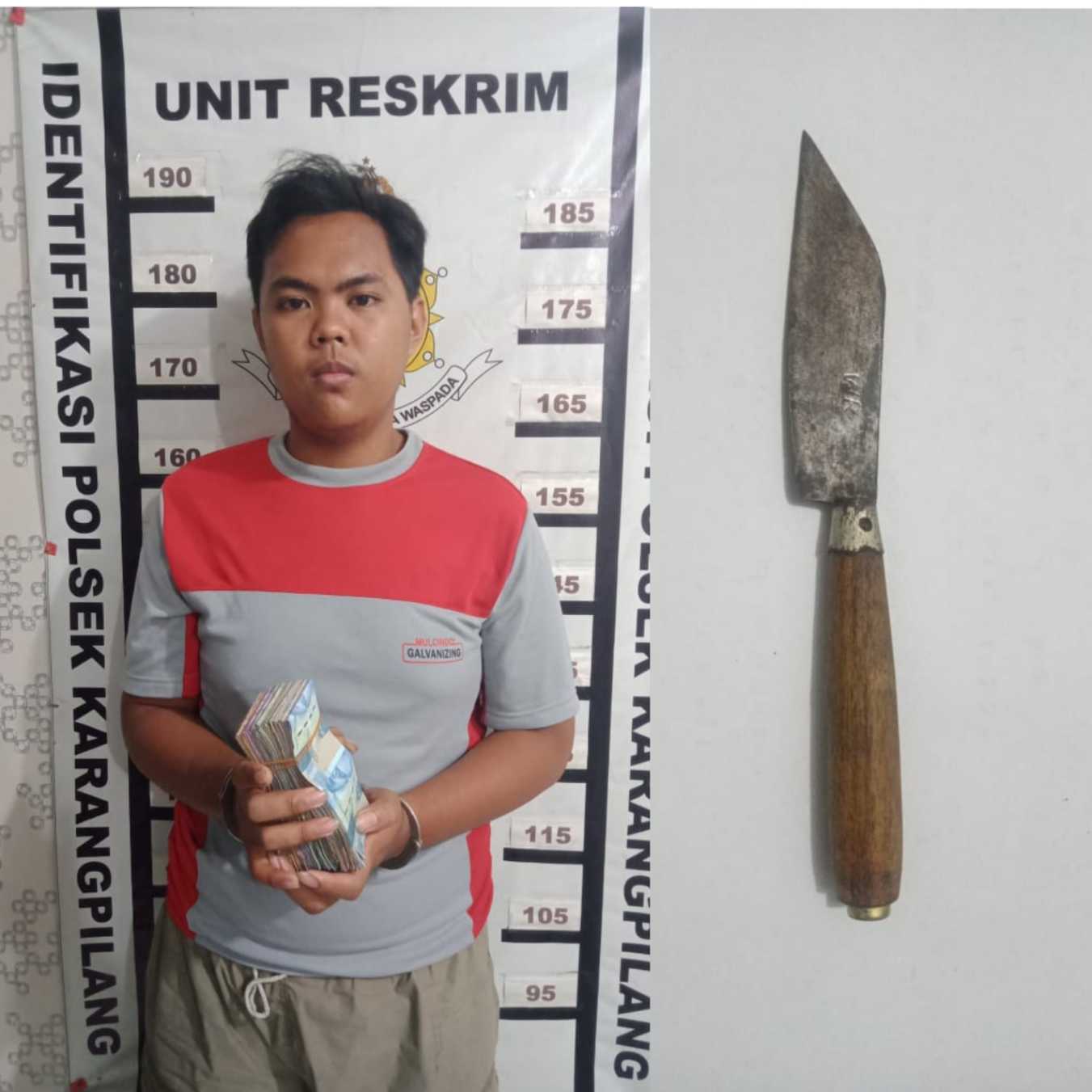 Tersangka dan barang bukti pisau yang diamankan 