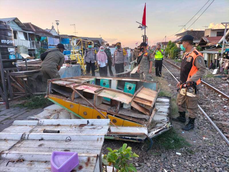 Pembongkaran Pagupon di Ngagel DKA Surabaya