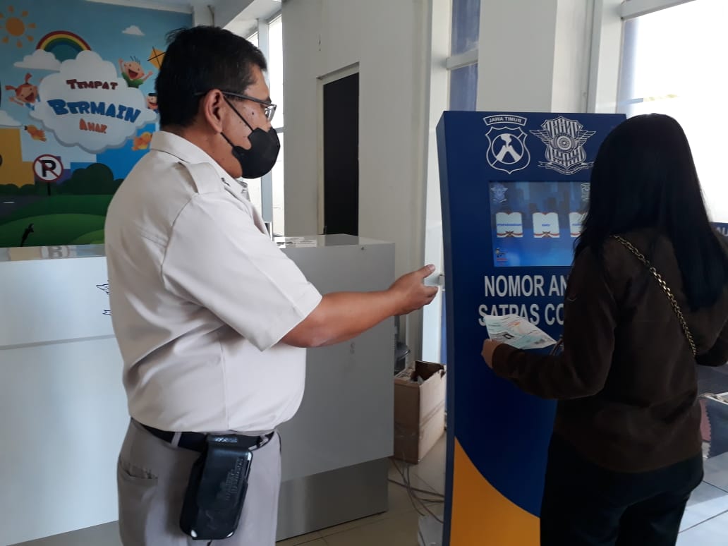 Pelayanan prima Satpas Colombo, Satlantas Polrestabes Surabaya 