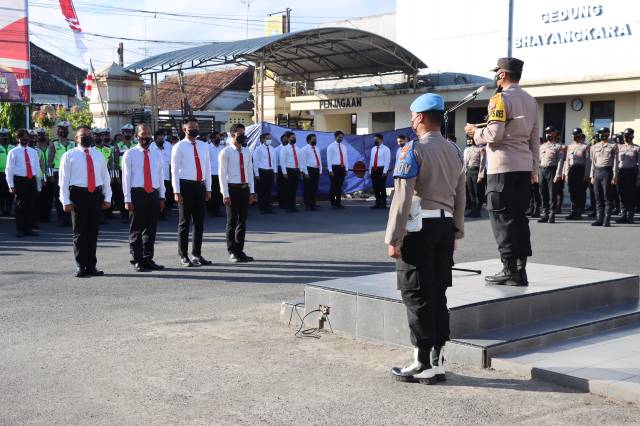 Penghargaan diberikan kepada empat anggota Pemekasan yang berprestasi