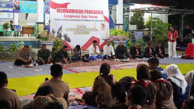 Foto : Cangkrukan Membumikan Pancasila di Sampang