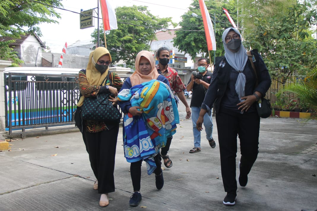 Penyerahan bayi ke keluarga