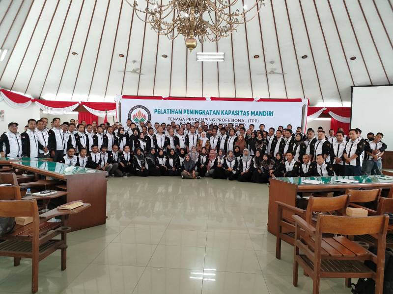 Bupati Bojonegoro Anna Mu'awanah mendapatkan penobatan sebagai "Ibu Desa"