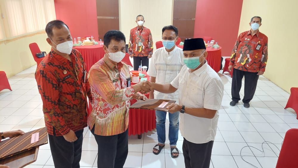 Penyerahan sertifikat perseroan perorangan