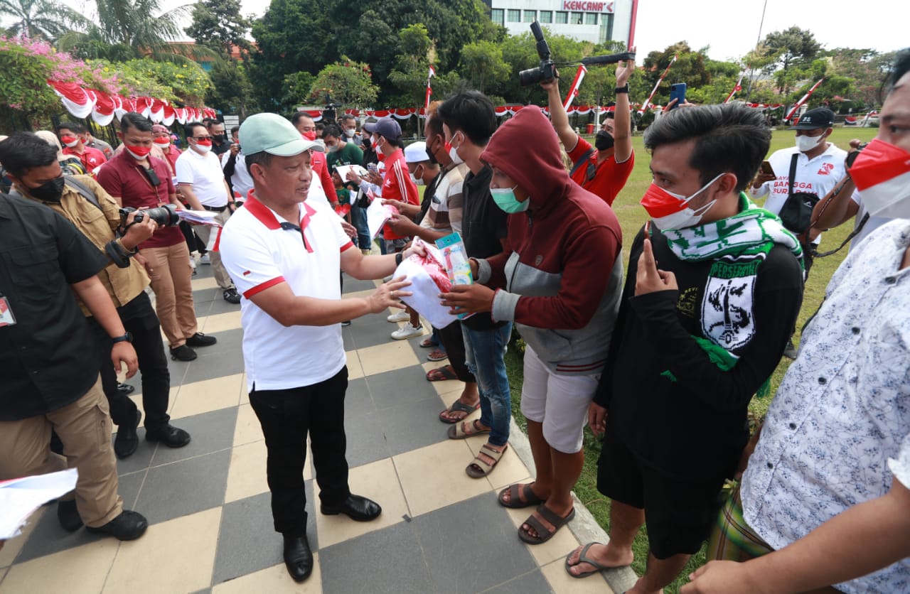 Foto : Pembagian 10 Juta Bendera Merah Putih di Gedung Negara Grahadi, Surabaya, Jawa Timur