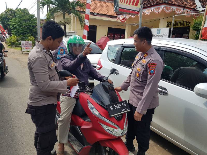 Iptu Rizky Akbar juga mengajak masyarakat khususnya di Kecamatan Banyuates untuk menyemarakkan HUT Kemerdekaan dengan mengibarkan bendera merah putih.