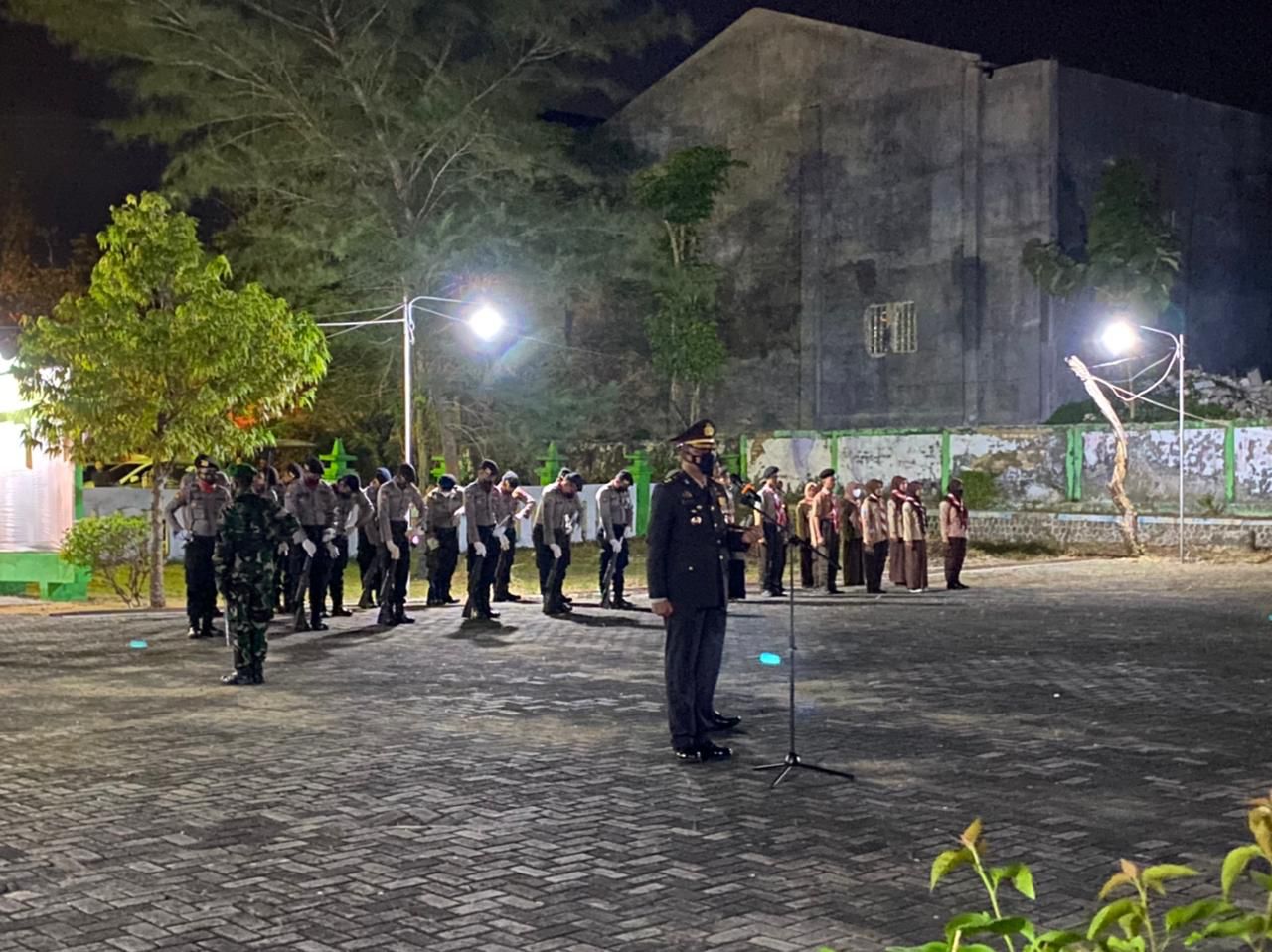 Foto : Upacara apel kehormatan dan renungan suci di Pamekasan