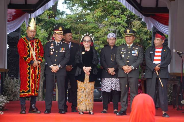 Upacara Pengibaran Bendera Merah Putih Dengan Pakaian Adat