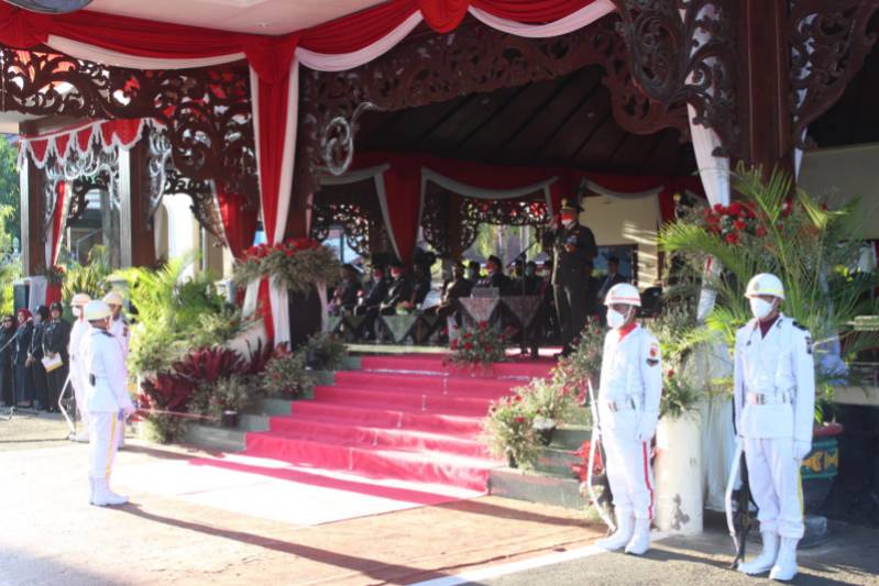 Upacara Penurunan Bendera HUT RI ke-77 di Lapangan Nagara Bhakti Pendopo Agung Pamekasan
