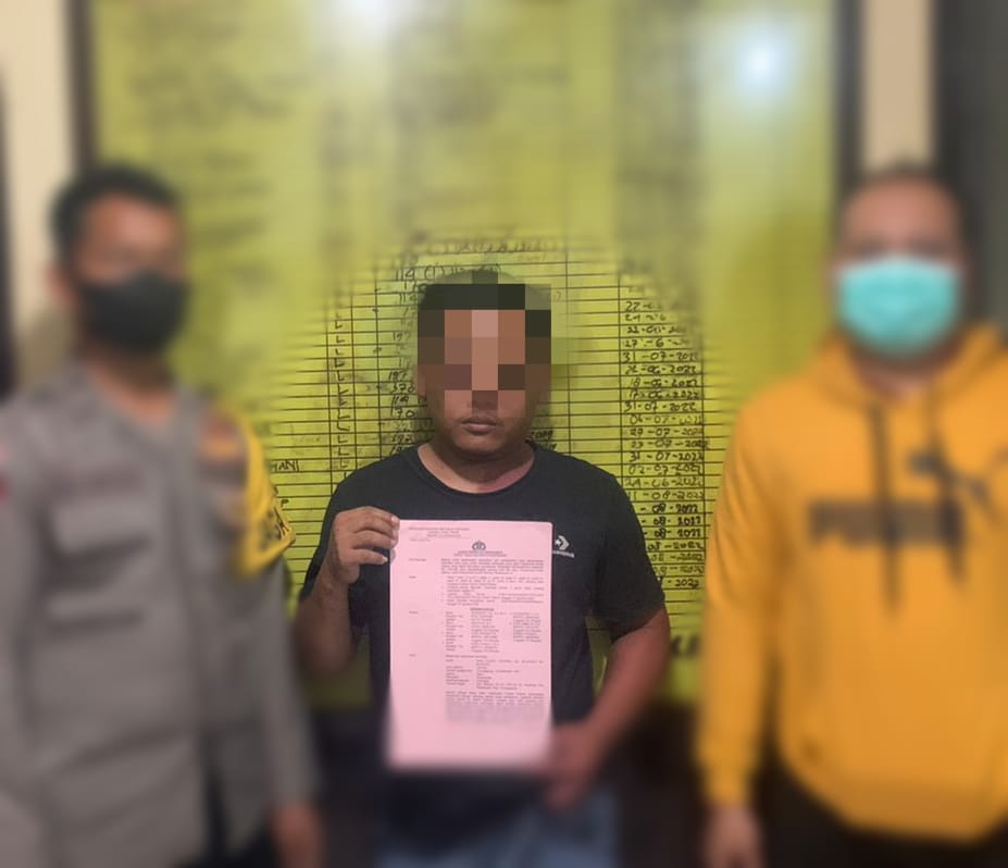 Pelaku pencabulan diapit Polisi Tulungagung