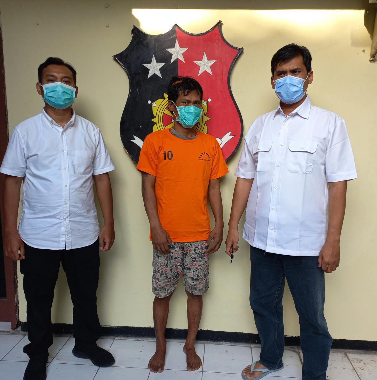 Pelaku pencurian diapit anggota Reskrim Polsek Genteng 
