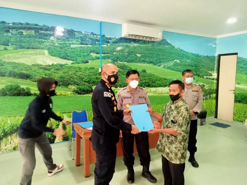Penyerahan korban ke pihak keluarga