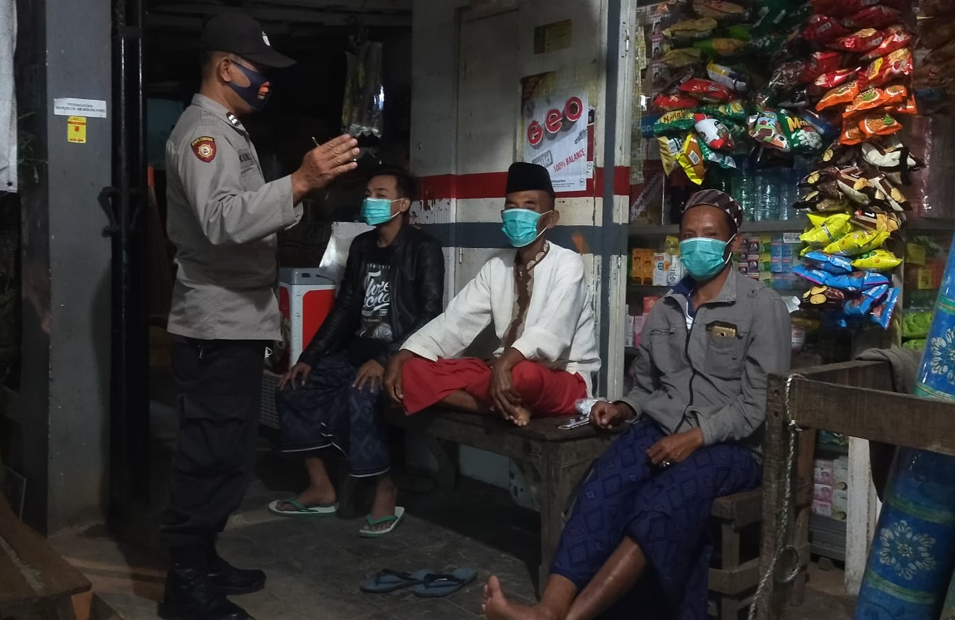 Anggota Polsek Pegantenan melaksanakan patroli malam