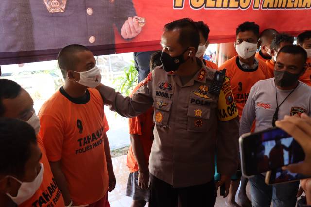Kapolres Pamekasan pamerkan tersangka penjudi yang tertangkap 