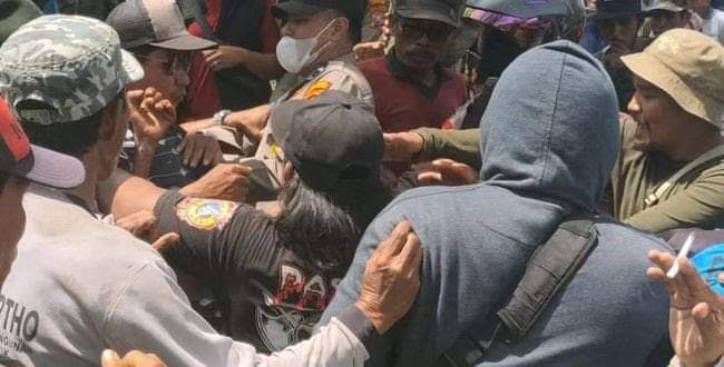 Demoenolak ukuran tanah di Desa Dateng Lareng, Lamongan