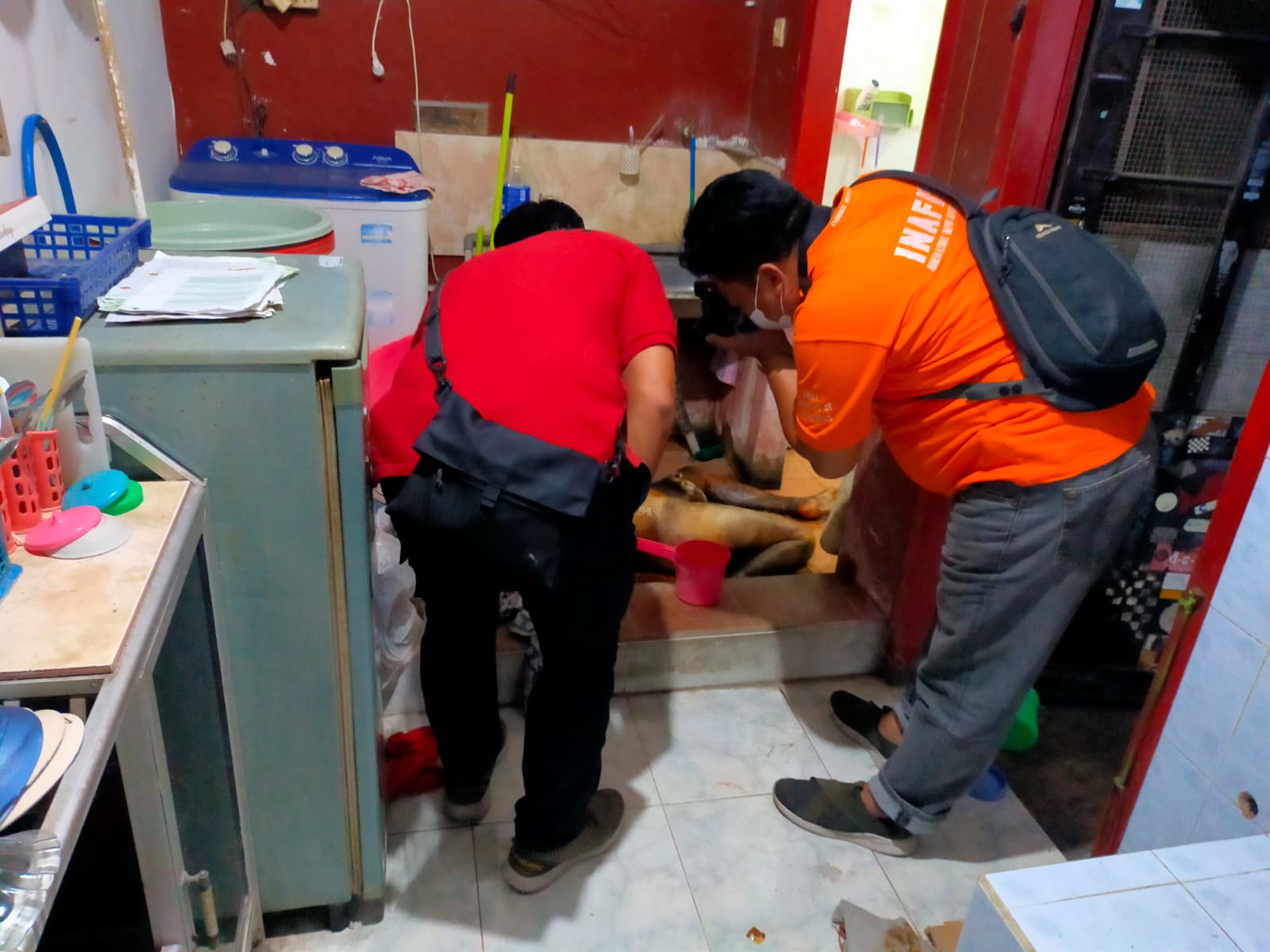 Polisi melakukan oleh TKP penemuan mayat di Surabaya