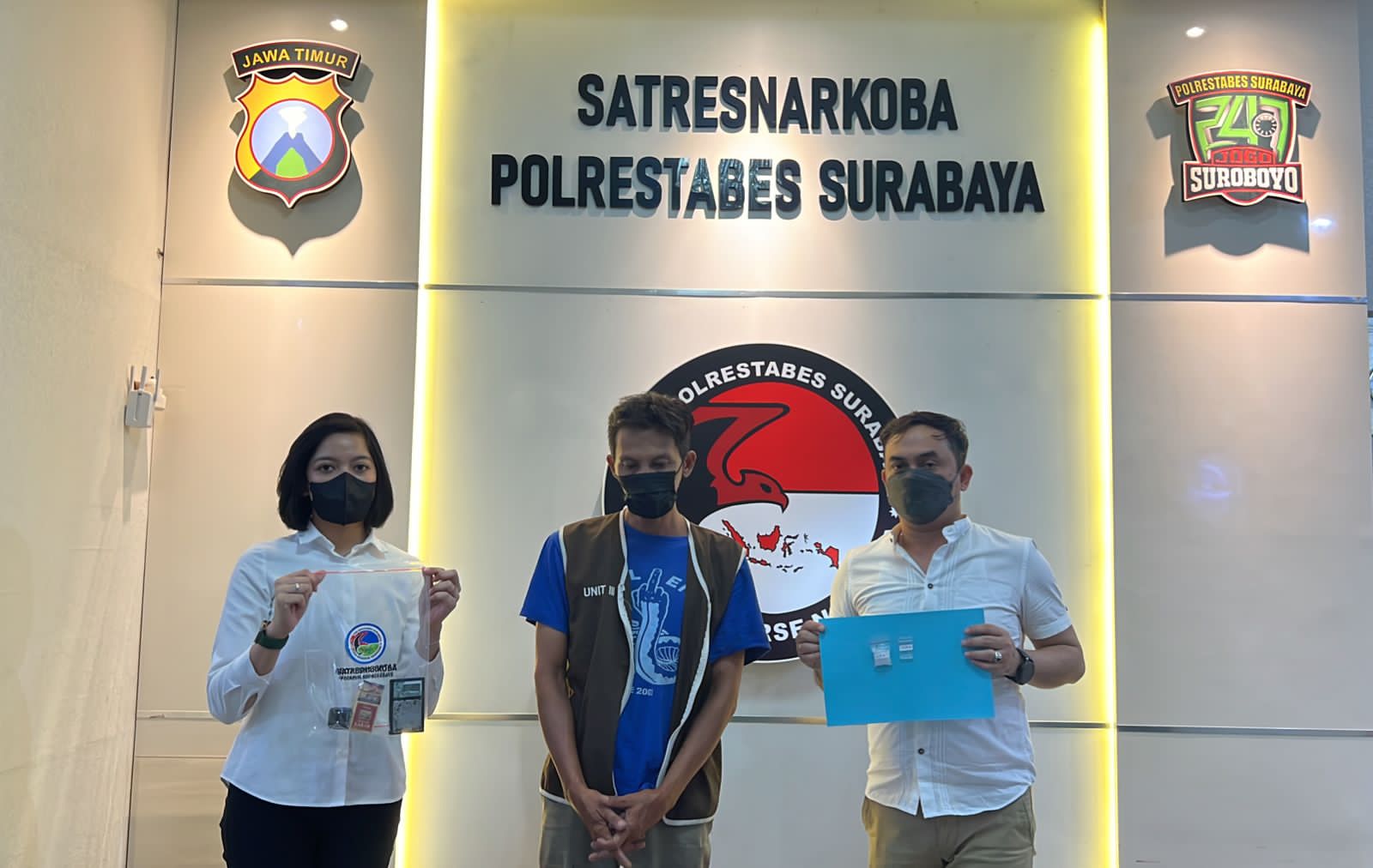 Penjual jajan pasar diapit Polisi usai dibekuk di Surabaya