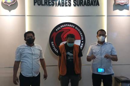 Pelaku penjual sabu diapit Polisi Surabaya 