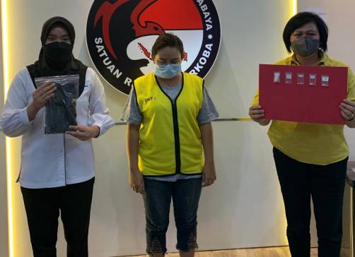Wanita pengedar narkotika jenis sabu yang diamankan polisi di Surabaya