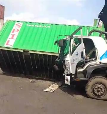 Peti kemas yang jatuh timpa bagian depan truk